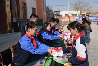 2016年6月，在段家川小学开展了扶贫献爱心活动，为孩子们捐赠运动服500套，图书500余本。